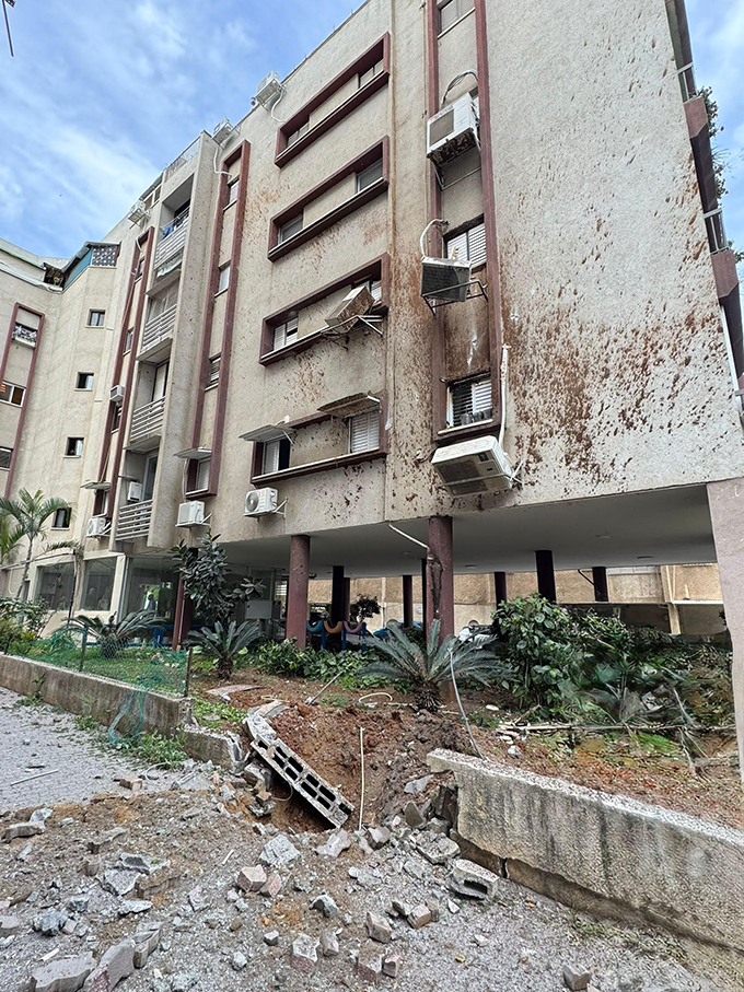 اضرار جسيمة جراء سقوط شظايا صواريخ في ريشون لتسيون